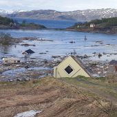 Erdrutsch reißt in Norwegen Häuser ins Meer