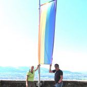 Regenbogenflagge auf Ruine Alt-Ems gehisst