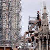 Verformtes Gerüst über Notre Dame wird abgebaut