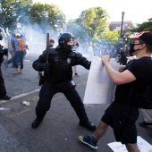 Empörung über US-Präsident Donald Trump und kein Ende der Proteste in Sicht. »A2