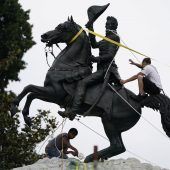 Statuen im Visier