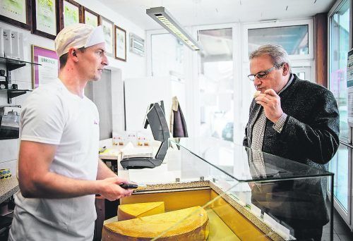 Käse nicht nur genießen, sondern erfahren, wie und wo er erzeugt wird, das zeigt Käsebotschafter Karlheinz Hehle (r.). BVT