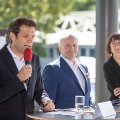 Die Leitlokomotive steht auf dem See