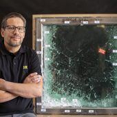 i+R-Holz-Alu-Fenster hält Sturmgewehr stand