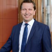 Blum erwartet weiterhin ernste Wirtschaftslage