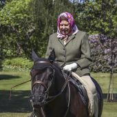Queen zeigt sich hoch zu Ross