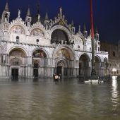 Hochwasser in Venedig: Markusplatz unter Wasser