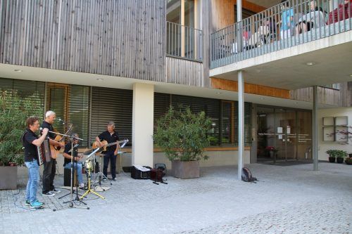 Vom Balkon aus erfreuten sich die Bewohner des Antoniushaus an dem Freiluft-Auftritt der „Sappralott Boys“. HE