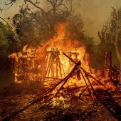 Kampf gegen schweren Waldbrand