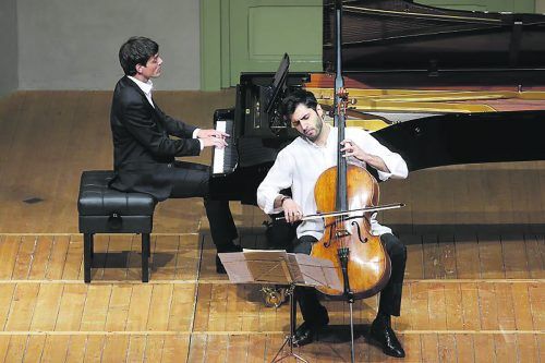 Aaron Pilsan und Kian Soltani präsentieren sich in Hohenems in Hochstimmung.  schubertiade