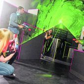 action und spass bei jedem wetter in der funworld hard Actionreiche Unterhaltung für jedes Alter bietet die Funworld in Hard. Auf 2000 Quadratmetern befinden sich zehn moderne Bowlingbahnen, die schon ab 5 Jahren bespielt werden können, eine 400 Quadratmeter große Lasertag-Area, Rennsimulatoren für Motorsport-Fans, ein großzügiges Restaurant, Kinderspielecke, Billard, Darts, Arcade und vieles mehr. Die Funworld ist nicht nur bei schlechtem Wetter die perfekte Ferien-Destination.