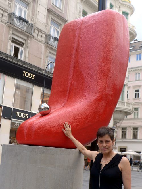 Alexandra Bircken mit ihrem Werk „Slip of the Tongue“. APA