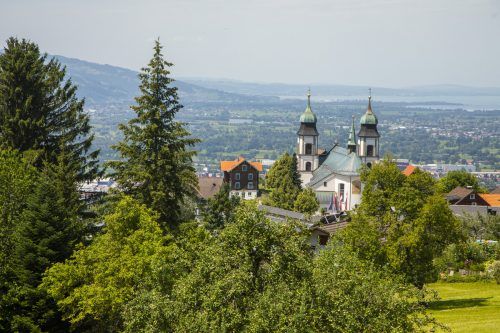 Allein schon die wunderbare Aussicht von Bildstein über das Rheintal bis hinunter zum Bodensee ist das Pilgern wert.  VN/Paulitsch