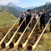 „Alphorn-Invasion“ lässt Bezau erklingen