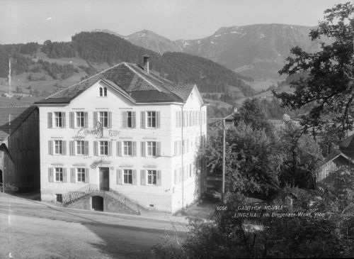 Am 20. Mai 1866 brauch im Gasthaus Rößle in Lingenau ein Feuer aus, das sich in kurzer Zeit auf die umliegenden Gebäude übertrug. Die Pfarrkirche samt Turm, das Schulhaus und Kaplanhaus wurden dabei schwer beschädigt. Ansichtskartensammlung, Sammlung Risch-Lau, Vorarlberger Landesbibliothek