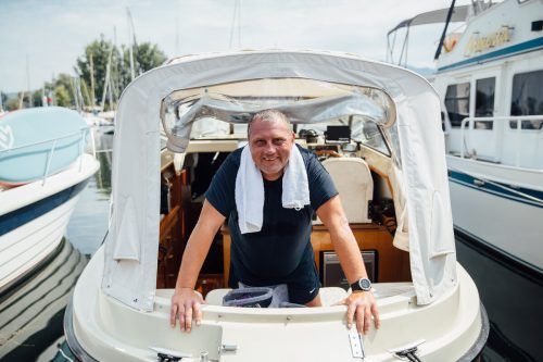 Andreas Hladschik ist allein auf dem Bodensee unterwegs.