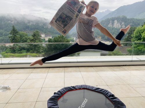 Sprungahaft Filippa Bauer (9) aus Feldkirch hobt diesen Sommer zuhause am Ardetzenberg auf dem Trampolin ab.