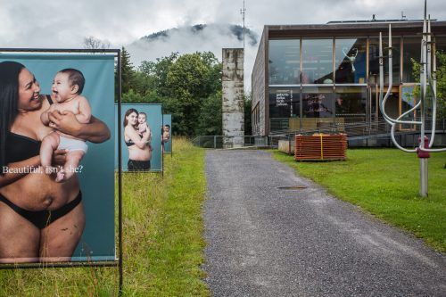Berührendes Entree: Mütter mit ihren drei bis vier Monate alten Babys.