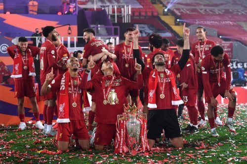 Brasilianer-Trio: Die Mittelfeldspieler Fabinho und Roberto Firmino sowie Torhüter Alisson Becker posieren mit dem Pokal. Den letzten Meistertitel durfte der Verein vor 30 Jahren feiern.  afp/2, Reuters