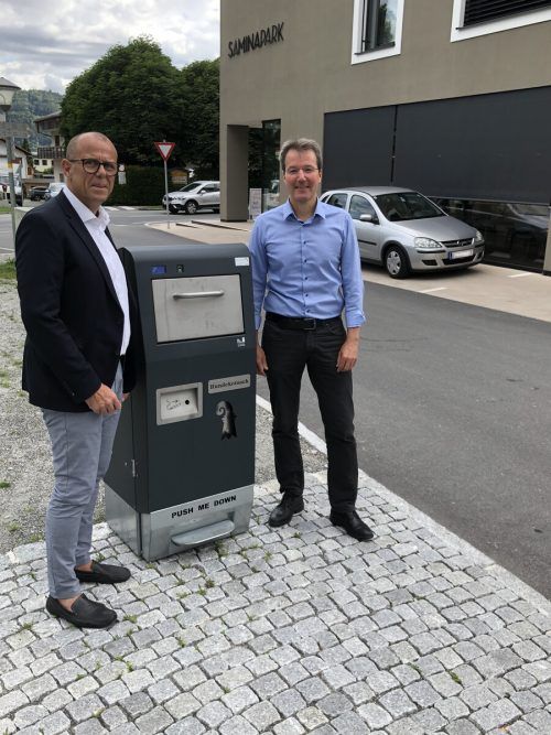Bürgermeister Walter Gohm und Vertreter der Saminapark-Betreiber Rainer Hartmann mit einer der neuen Restmüllkübel.  marktgemeinde