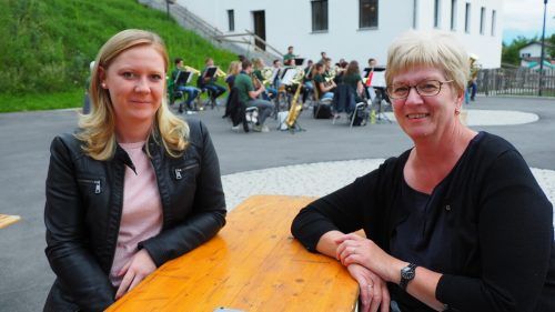 Dajana und Elisabeth freuten sich über die Musik im Dorf.