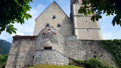 Das Bludenzer Kriegerdenkmal und die Kirchenmauer werden in mehreren Phasen aufwendig saniert. stadt