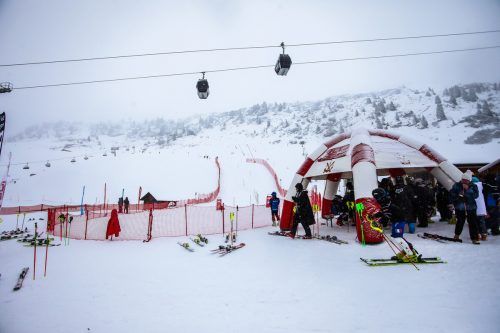 Das Corinavirus macht auch dem Weltcup in der Zürser Flexen-Arena zu schaffen, der Teambewerb musste abgesagt sagen. steurer