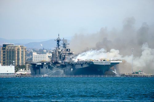Das Feuer wurde mit Löschbooten und Hubschraubern bekämpft. RTS