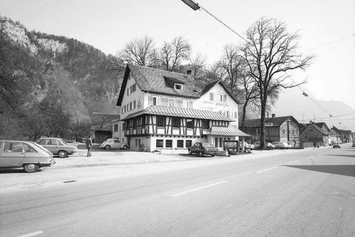 Das Gasthaus Schiff in Hohenems wurde etwa 1852 von Franz Xaver Büchele erbaut. Heute wird noch das Hotel betrieben. Sammlung Risch-Lau, Vorarlberger Landesbibliothek