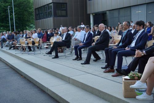 Das Maturavalet fand bei Sommerwetter im Schulhof statt.