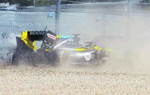 Den Abflug des Tages auf dem Red-Bull-Ring leistete sich Renault-Pilot Daniel Ricciardo. Der Pilot konnte den demolierten Wagen selbstständig verlassen, humpelte aber leicht.  apa
