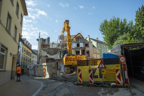 Der Abrissbagger hat in der Kirchstraße Stellung bezogen. Für den Verkehr gibt es bis Mitte 2021 kein Duchkommen.   VN/Paulitsch