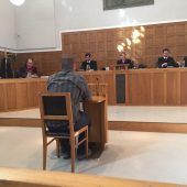 Hakenkreuze auf Tafeln, Wänden und Mülleimern