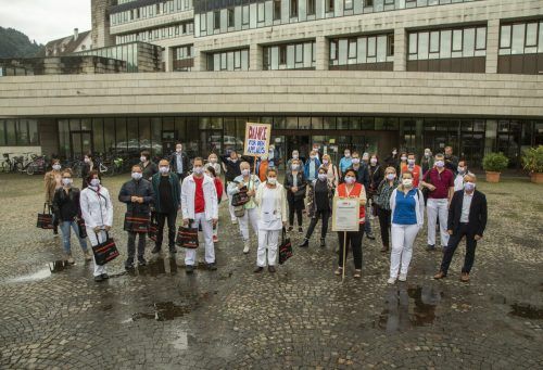 Der Auftritt der Betriebsratsmitglieder vor dem Landhaus war ein symbolbeladener. vn/paulitsch
