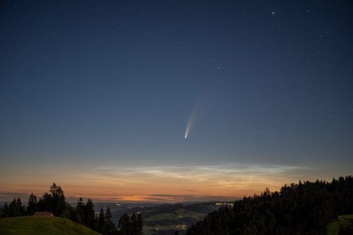 Der Blick vom Bödele übers Rheintal vor wenigen Nächten mit Neowise.  Salzgeber