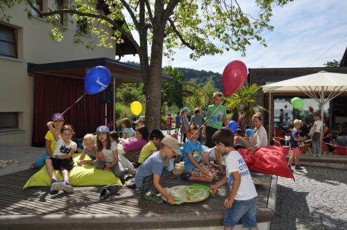 Der „bugo-Platz“ ist der zentrale Treffpunkt in Göfis.  Gemeinde
