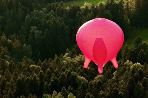 Der Euterballon, die soziale Skulptur von Barbara Anna Husar, fuhr jüngst vom Kloster Mehrerau in Bregenz nach Egg. Gesteuert hat ihn die Pilotin Nadja Manser-Nussbaumer. Bertsch, Kensho, Nessler, Lerch