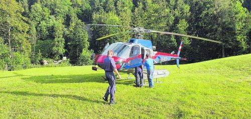 Der Polizeihubschrauber „Libelle“ landete am Mittwochabend am Auffindungsort des Pensionisten nahe der Bolgenach.  Bergrettung Hittisau