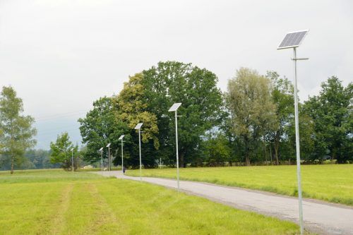 Der Rad- und Fußgängerweg zum Schnabelholzstadion wird nun durch „intelligente“ LED-Leuchten erhellt.  CEG