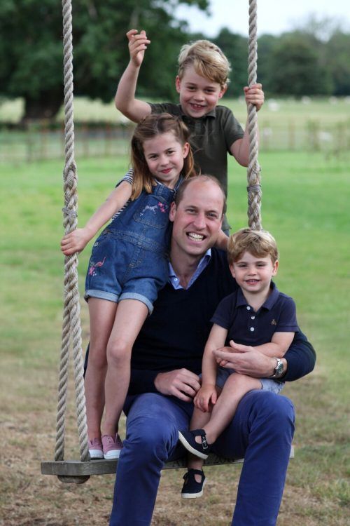 Der siebenjährige Prinz George (oben) ist groß geworden, wie auf dem Foto anlässlich zu Vatertag und Williams Geburtstag zu sehen ist. die Herzogin von camebridge