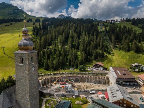 Der Stein des Anstoßes: Die geplanten Handelsflächen im neuen Gemeindezentrum in Lech, an dem derzeit gebaut wird. VN/steurer