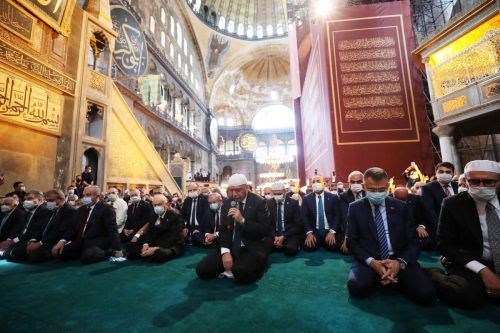 Der türkische Präsident betete mit zahlreichen anderen Gläubigen in der Hagia Sophia, die nun wieder als Moschee genutzt wird. reuters