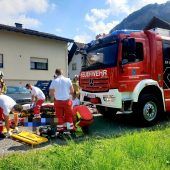 Mann zwischen Seilwinde und Maschine eingeklemmt