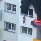 Kinder retteten sich mit Sprung aus Fenster vor Flammen