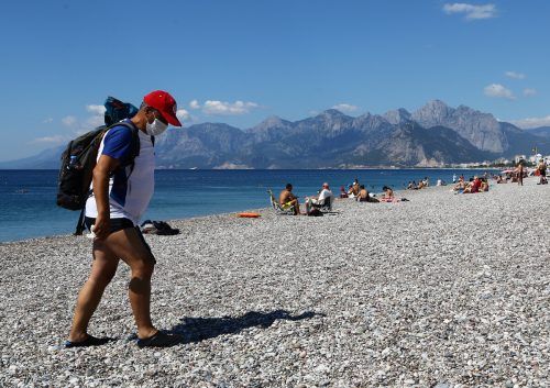 Die Firmen appellieren an die Mitarbeiter, im Urlaub die Coronamaßnahmen un­bedingt zu beachten - auch beim Besuch am Strand (Bild: Antalya). Reuters