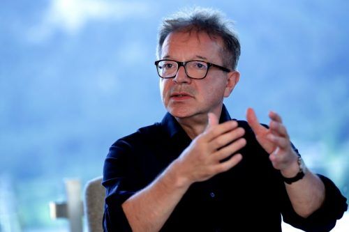 „Die Maske ist ein Symbol geworden, dass wir in einer Ausnahmesituation sind“, sagt Anschober. Die Maskenpflicht wieder einzuführen, sei nicht das Ziel.  WEIHBOLD/OÖN