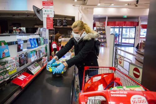 Die Maskenpflicht im Handel ist längst gefallen. Das war ein Fehler, sagt Martin Sprenger, Experte für öffentliche Gesundheit. VN/PS