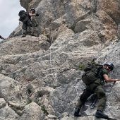 Militärmusiker auf alpinen Pfaden