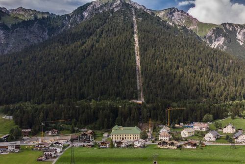 Die Rohre des Kraftabstiegs wandern unter die Erde. Bis 2022 sollen sämtliche Arbeiten abgeschlossen werden.  vn/Hartinger