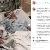 „Das ist unser Freund Kevin“: Jennifer Aniston warnt mit Klinik-Foto